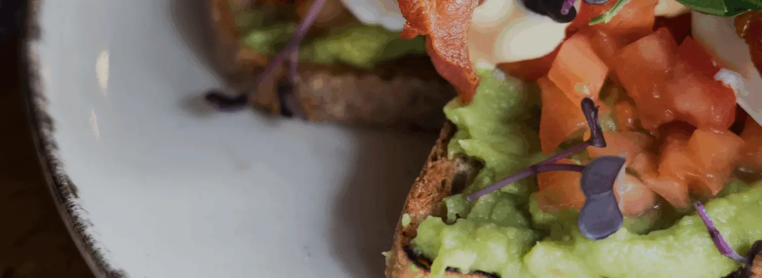 Brot mit Avocado, Tomaten und Sprossen